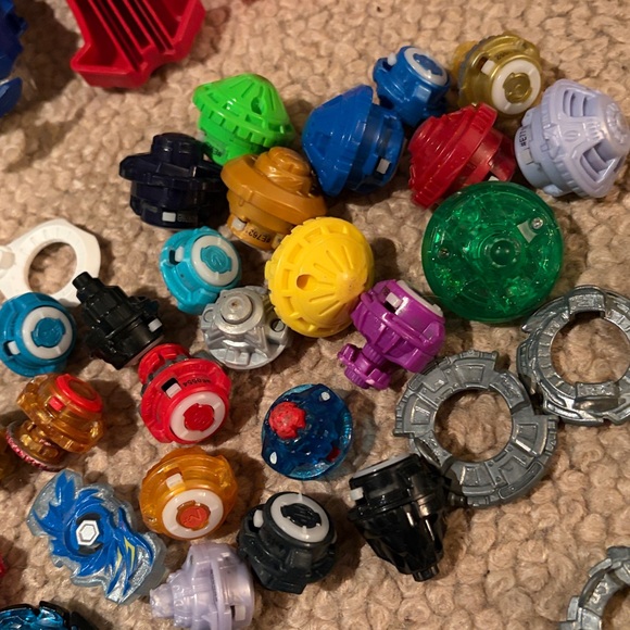 BEYBLADE LOT Battle Spinning Tops with 2 Arenas - Picture 4 of 16